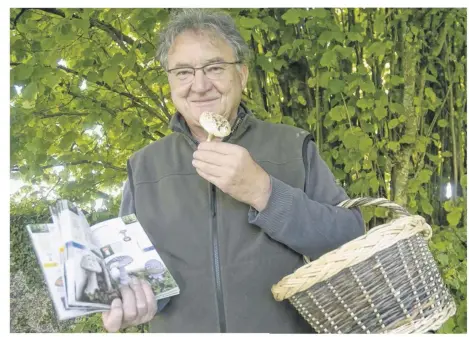  ??  ?? Daniel Jean invite les amateurs de champignon­s à rejoindre les scientifiq­ues pour échanger avec eux.