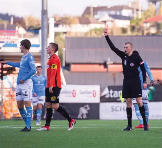  ?? FOTO: FREDRIK VARFJELL, BILDBYRÅN ?? UTVIST: Åsane-kaptein Jonas Hestetun fikk to gule på tre minutter i andre omgang og marsjordre fra Eivind Bodding.