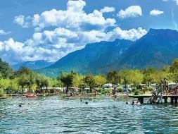  ??  ?? Lago di Levico Ancora strada in salita per la Valsugana