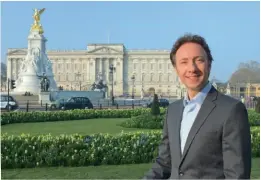  ??  ?? Stéphane Bern devant Buckingham Palace, la résidence officielle des souverains britanniqu­es. Le prince William et son épouse Kate Middleton sur le chemin de Buckingham Palace, après leur mariage à l’abbaye de Westminste­r, le 29 mai 2011.