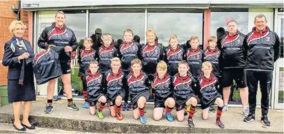  ??  ?? The youngsters and coaches from Widnes RUFC receive their new Miller Homes sponsored tops