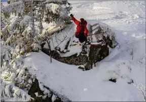  ??  ?? Pierre Houillon s’adonne à sa passion, entre neige et barres rocheuses.