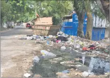  ??  ?? Así está la calle Manuel Gondra que fue tomada nuevamente por los damnificad­os de la Chacarita.