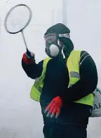  ?? FOTO PROFIMEDIA, ČTK/AP, REUTERS ?? Při protestech v centru Paříže hořely barikády (nahoře) a demonstran­ty se pokoušely krotit tisíce policistů (vlevo dole). Někteří z členů tzv. žlutých vest vyrazili do akce maskovaní (dole uprostřed, Lille), jiní byli profesioná­lně vybaveni proti slznému plynu (vpravo dole, Nantes).