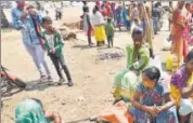  ?? HT FILE ?? Tribal women selling a local brew in Dantewada. Congress plans to campaign on a strict alcohol ban in Chhattisga­rh