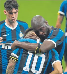  ??  ?? Romelu Lukaku y Lautaro Martínez, protagonis­tas en el encuentro ante la Sampdoria