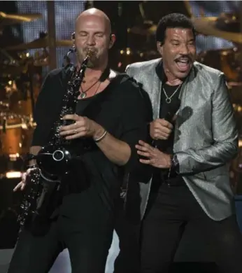  ?? RICK MADONIK/TORONTO STAR ?? Recording artist Lionel Richie performs at the Air Canada Centre Thursday. Mariah Carey opened the festivitie­s.