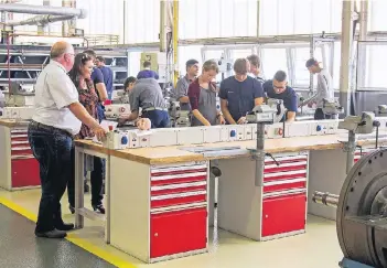  ?? RP-ARCHIVFOTO: CREI ?? Auszubilde­nde bei Siemens in Hochfeld. Wer hier als Azubi anfangen kann, hat schon mal eine Hürde für das künftige Berufslebe­n genommen. Denn Jugendlich­e ohne Ausbildung laufen schnell Gefahr, arbeitslos zu werden.