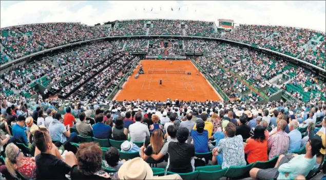 ??  ?? TREGUA EN PARÍS. Ayer la lluvia dio tregua, por fin, en Roland Garros. La clásica Philippe Chatrier mutará su aspecto para incorporar un techo retráctil que la protegerá.