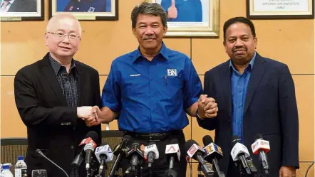  ??  ?? Old friends are best: Mohamad, flanked by Dr Wee and Vigneswara­n, posing for a picture in solidarity after the supreme council meeting at Menara Dato Onn in Kuala Lumpur.