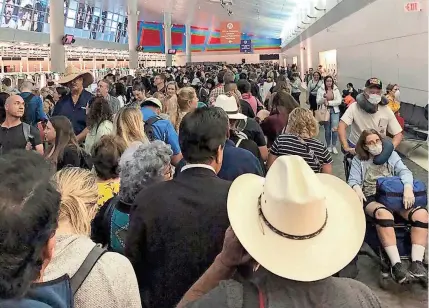  ?? AUSTIN BOSCHEN/AP ?? Travelers wait to pass through customs Saturday at Dallas/Fort Worth Internatio­nal Airport.