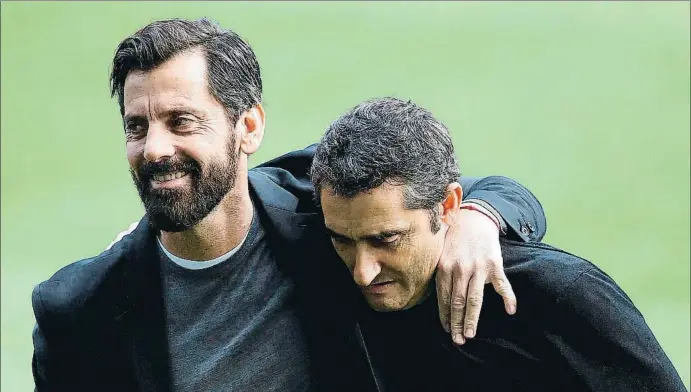  ?? ALBERTO ESTÉVEZ / EFE ?? Quique Sánchez Flores i Ernesto Valverde s’abracen després de posar amb les samarretes dels seus equips sobre la gespa de Cornellà