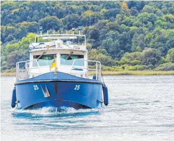  ?? ARCHIV-FOTO: HAGEN SCHÖNHERR ?? Rettung in höchster Not: Die Wasserschu­tzpolizei fischte am Mittwoch zwei in Seenot geratene Kanuten aus dem Bodensee bei Hagnau/Immenstaad.