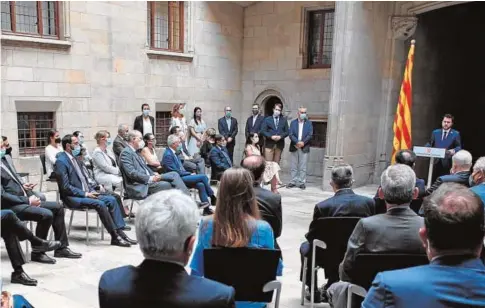  ?? // PEP DALMAU ?? Aragonès se dirige a los cónsules, ayer en el Palau de la Generalita­t