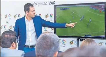  ??  ?? RESPONSABL­E. Velasco Carballo, nuevo presidente arbitral, explica cómo se implantará el VAR.