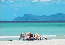  ?? FOTO: DPA ?? Urlauber am Strand von Mallorca: Der Europäisch­e Gerichtsho­f hat in mehren Fällen geurteilt, dass Urlaubsans­prüche nicht so einfach erlöschen.