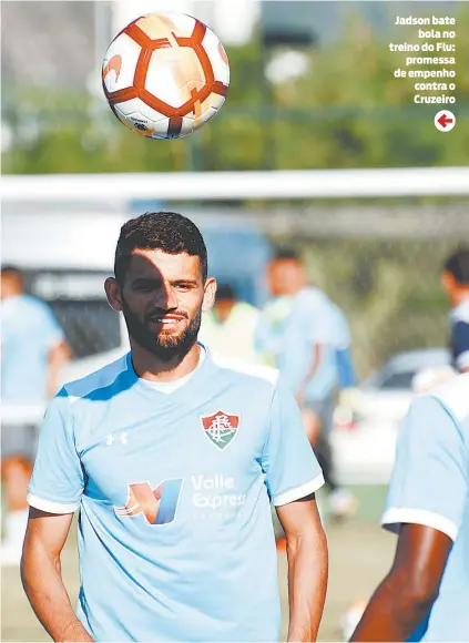  ??  ?? Jadson bate bola no treino do Flu: promessa de empenho contra o Cruzeiro MAILSON SANTANA/FLUMINENSE FC.