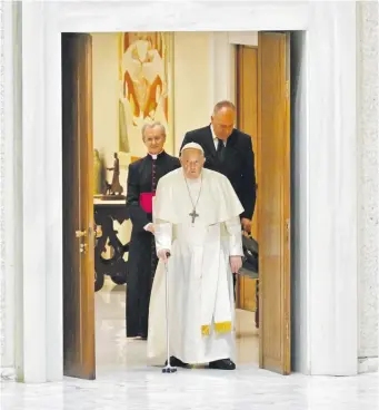  ?? ?? Momento en que el papa Francisco llegaba a la audiencia general de ayer en el Vaticano.