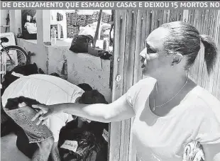  ??  ?? A técnica em enfermagem Dilma Ferreira, 46 anos, que morava no Morro da Boa Esperança, em Niterói (RJ); casa onde não foi atingida por desabament­o