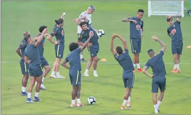  ??  ?? ANFITRIÓN. Los jugadores de Brasil se entrenan en la previa del partido ante Venezuela.