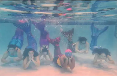  ?? COLLEEN MCCARTNEY THE WASHINGTON POST ?? Participan­ts pause underwater during a Metro Merfolk class in Washington, D.C.