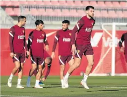  ?? JUAN CARLOS MUÑOZ ?? Rafa Mir, en primer plano, en un entrenamie­nto del Sevilla.