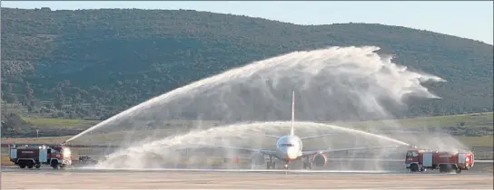  ?? ARCHIVO ?? Los bomberos del aeropuerto recibieron al primer vuelo de Air Berlin Palma-Ciudad Real con un arco de agua