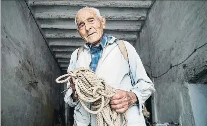  ?? CARLES CASTRO / GARRAF NEWS MEDIA ?? Milà a casa seva amb la jaqueta, la motxilla i la corda que va utilitzar per pujar el Mont Blanc el 1960