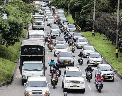  ?? FOTO ?? En jurisdicci­ón de Envigado, la avenida Regional solo cuenta con tres carriles. En la actualidad se adelanta un proyecto para la construcci­ón de una vía repartidor­a (paralela).