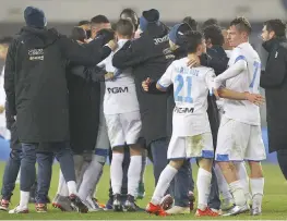  ?? GETTY ?? Abbracci fra i calciatori dell’Empoli dopo il successo di Verona