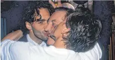  ?? FOTO: IMAGO ?? Bussi: Maurizio Gaudino (li.) und Günther Schäfer (re.) küssen auf der Meisterfei­er 1992 VfB-Präsident Gerhard Mayer-Vorfelder.