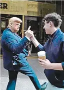  ?? ?? • El imitador del ex Presidente estadounid­ense Donald Trump, Neil Greenfield), afuera de la Torre Trump en Nueva York.