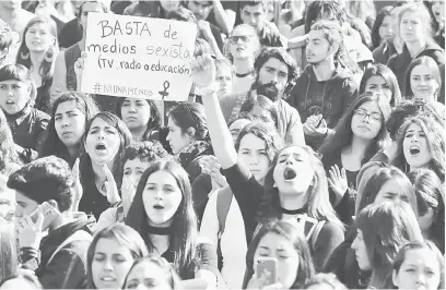  ?? — Gambar Reuters/AFP ?? SUARA WANITA: Penunjuk perasaan membawa sepanduk dan melaungkan slogan semasa perarakan dianjurkan oleh pelajar untuk membantah penderaan dan gangguan seksual terhadap wanita di Santiago, Chile kelmarin.