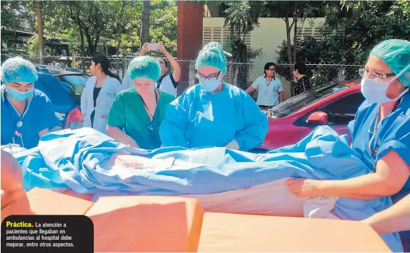  ??  ?? Práctica. La atención a pacientes que llegaban en ambulancia­s al hospital debe mejorar, entre otros aspectos.