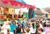  ??  ?? Fervor. Los salvadoreñ­os han mostrado fervor por el beato Romero durante la peregrinac­ión a la cuna del obispo mártir.