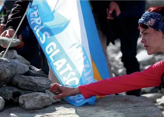  ??  ?? FUNERAL PARA UN GLACIAR
Ceremonia y marcha fúnebre por el glaciar Pizol (Pizolglets­cher) en Suiza, el pasado 22 de septiembre.