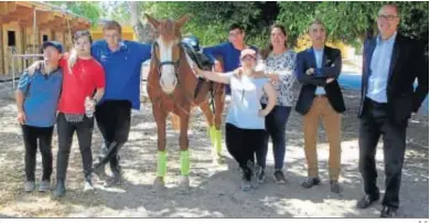  ?? E. S. ?? El jurado, durante la visita a la Fundación Santa María Polo, ganadora de uno de los premios en 2017.