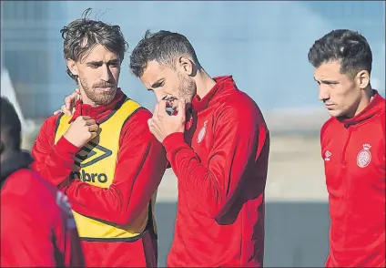  ?? FOTO: PUNTÍ ?? Muniesa, hablando con Stuani en un entrenamie­nto. El central apunta a titular en Málaga, después de mucho tiempo lesionado