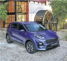  ?? Pictures: MOTORPRESS ?? REFRESHING­LY EFFICIENT: The redesigned Tiger-nose grille and other small touched up elements make the new KIA Sportage look spectacula­r
