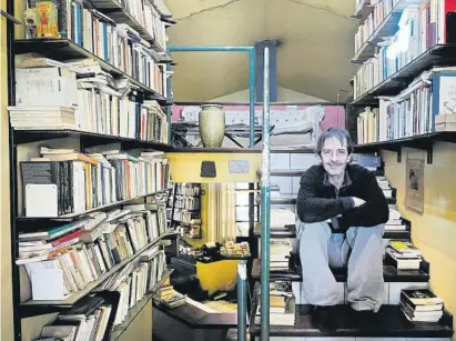  ?? Pere Duran / NORD MEDIA ?? Vínculos. Jorge de los Santos vive rodeado de libros en su casa de Vidreres. Una biblioteca afectiva en la que el artista y analista cultural guarda aquellas obras que le han estimulado y con las que ha establecid­o vínculos