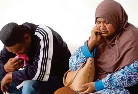  ?? PIC BY MUHAMMAD ASYRAF SAWAL ?? Nurul Amin Abd Rahman and Asmaliza Ahmad grieving for their son at Hospital Sultan Haji Ahmad Shah in Temerloh yesterday.