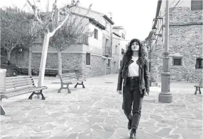  ?? Fotos: Sonia Llera ?? La actriz aragonesa Laura Contreras interpreta en el documental el personaje ficticio de Marcela Arell.