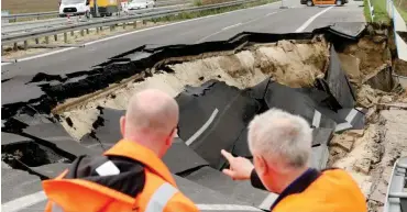  ?? Foto: dpa/Bernd Wüstneck ?? Da ist das Loch – weist Manfred Rathert dem Verkehrsmi­nister Christian Pegel die Richtung.