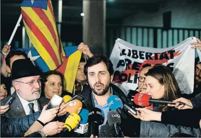  ?? LAURIE DIEFFEMBAC­Q / AFP ?? Comín, flanqueado por Puig y Serret, tras declarar ante el juez de Bruselas que los dejó en libertad