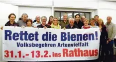  ?? Foto: Gabi Olbrich-Krakowitze­r ?? Der Aktionskre­is Augsburg-Land-Süd freut sich über das Ergebnis des Volksbegeh­rens Artenvielf­alt.