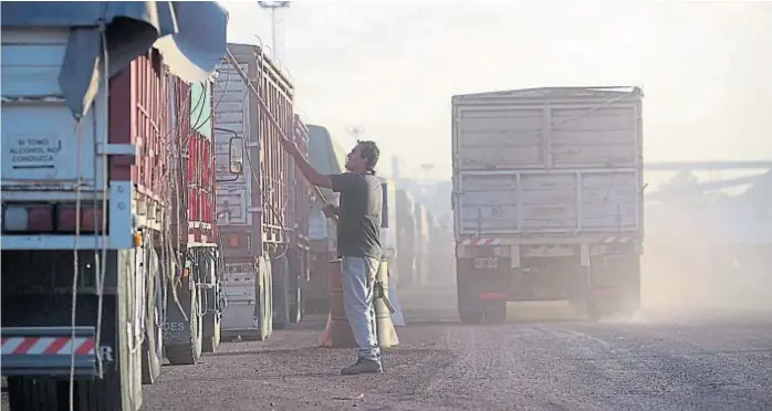  ?? (TOMY FRAGUEIRO/ARCHIVO) ?? En fila. En época de cosecha, las rutas desbordan de camiones cargados con soja y con maíz. La actividad agropecuar­ia es una de las exceptuada­s de la cuarentena.