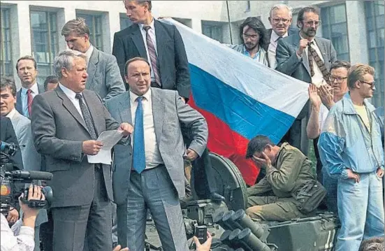  ?? AP ?? Borís Yeltsin, con unos papeles en la mano, se dirige a la multitud encaramado a un carro blindado el 19 de agosto de 1991