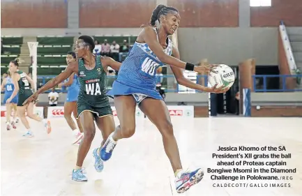  ?? /REG CALDECOTT/ GALLO IMAGES ?? Jessica Khomo of the SA President’s XII grabs the ball ahead of Proteas captain Bongiwe Msomi in the Diamond Challenge in Polokwane.