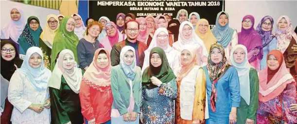  ?? [FOTO SYARAFIQ ABD SAMAD/BH] ?? Yatimah dan Azizah bersama peserta pada seminar PKKA di Kuala Lumpur, baru-baru ini.