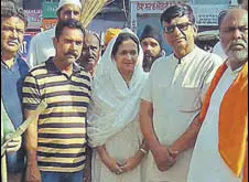  ?? FACEBOOK ?? Kavita Khanna (centre) during a sanitation drive in Pathankot in the Gurdaspur Lok Sabha segment.